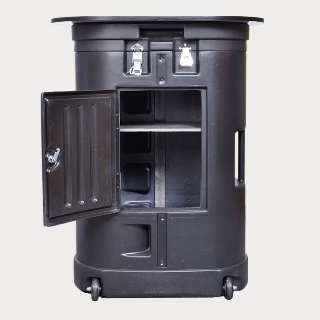 Thekenkoffer mit rückseitig geöffneter Tür und sichtbarem Stauraum